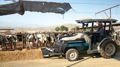 168玩家社区-im电竞俱乐部 Monarch Tractor on a dairy