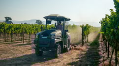 168玩家社区-im电竞俱乐部 Monarch Tractor mowing in a vineyard